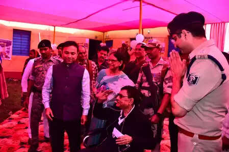 बिहार चुनाव: बूथों पर दिखी मतदाताओं की लंबी कतार, ऑक्सीजन सपोर्ट में जीवन गुजार रहे शख्स ने डाला वोट