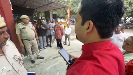 सफाईकर्मी की मौत के बाद दिल्ली में सियासत गरम, "आप" ने पुलिस पर जबरन अंतिम संस्कार कराने का लगाया आरोप