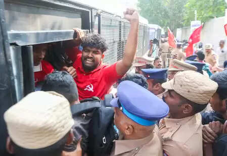 चेन्नई: अमेरिकी कार्रवाई के विरोध में माकपा का अमेरिकी वाणिज्य दूतावास के पास प्रदर्शन