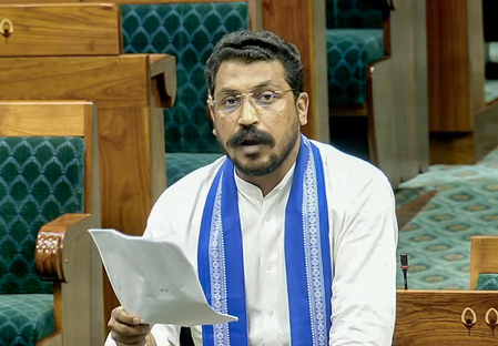 'शुक्र है हम बिना वीजा के गोरखपुर जा सकते हैं', रवि किशन के 'स्पेन' वाले बयान पर चंद्रशेखर का तंज