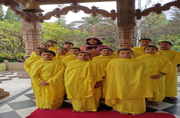 गुप्त नवरात्रि पर मृत्युंजय मंदिर पहुंची अदा शर्मा, वैदिक छात्रों संग किया महिषासुरमर्दिनी स्तोत्र का पाठ