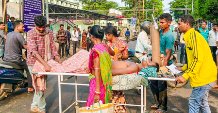 एससीबी अस्पताल हादसे को लेकर बीजद और कांग्रेस का प्रदर्शन, स्वास्थ्य मंत्री से मांगा इस्तीफा