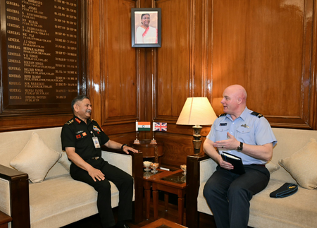 सेना प्रमुख उपेंद्र द्विवेदी से म‍िले यूके एयर चीफ मार्शल, भारत-यूनाइटेड किंगडम रक्षा सहयोग मजबूत करने पर हुई चर्चा