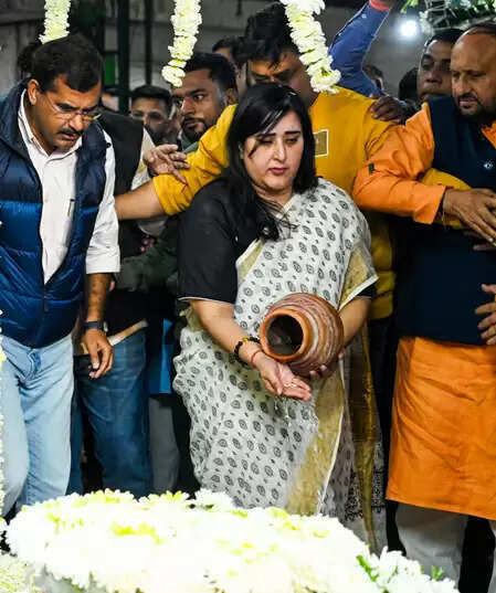 भाजपा सांसद बांसुरी स्वराज ने पिता की अस्थियां गंगा में विसर्जित कीं, 7 दिसंबर को होगी शोक सभा