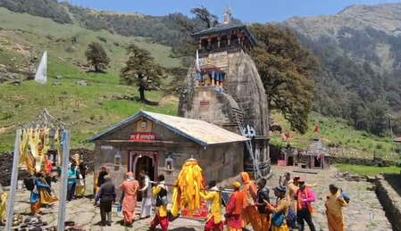 उत्तराखंड में वैदिक रीति-रिवाजों और मंत्रोच्चार के बीच मद्यमहेश्वर मंदिर के कपाट खुले