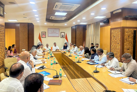 पश्चिम बंगाल सरकार ने पुलिस को दिया गायों की तस्करी पर निगरानी बढ़ाने का निर्देश
