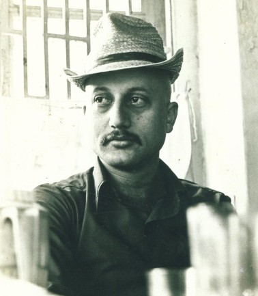 अनुपम खेर ने शेयर की 1981 के पहले पोर्टफोलियो की तस्वीरें , लिखा- सूटकेस में सपने और दिल में विश्वास