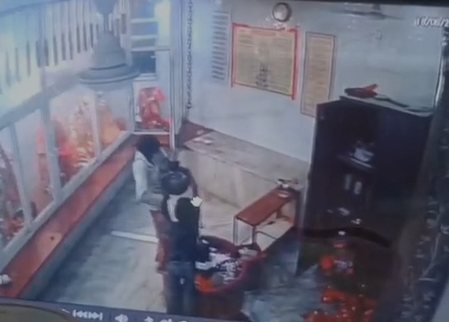 नोएडा की कार्मिक ग्रीन सोसाइटी के मंदिर में चोरी, धार्मिक सामग्री लेकर फरार हुए चोर