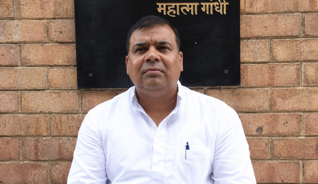 मध्य प्रदेश: विधानसभा के बाहर धरने पर बैठे कांग्रेस विधायक पंकज उपाध्याय, कार्यप्रणाली पर उठाए सवाल