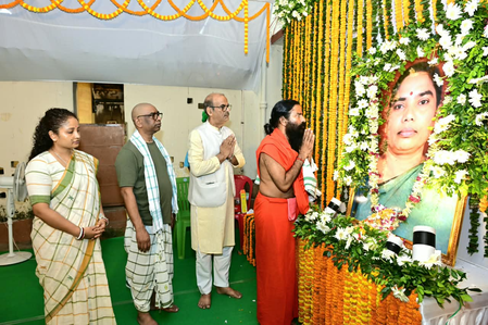 हेमंत सोरेन की मां के संस्कार भोज में शामिल हुए स्वामी रामदेव, कई मंत्री और सांसद-विधायक भी पहुंचे