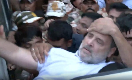 जंतर-मंतर जा रहे राहुल गांधी, प्रियंका गांधी समेत इंडिया ब्लॉक के नेता हिरासत में लिए गए
