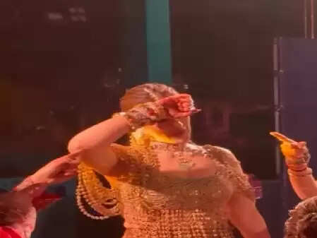 बहन नूपुर सेनन की हल्दी और संगीत रस्म में जमकर नाचीं कृति सेनन