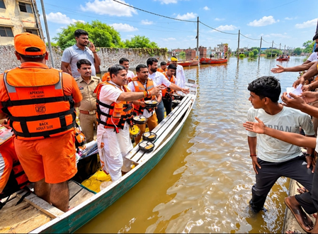 गोमती की बाढ़ से प्रभावित परिवारों की मदद में जुटे संघ-सेवा भारती के कार्यकर्ता, छह दिन से राहत अभियान जारी