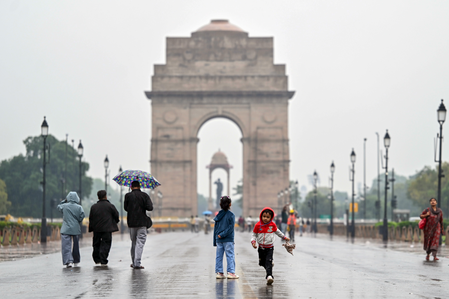 दिल्ली-एनसीआर में बारिश होने से प्रदूषण से मिली राहत, ग्रीन जोन में पहुंचा एक्यूआई; ठंड ने दी दस्तक