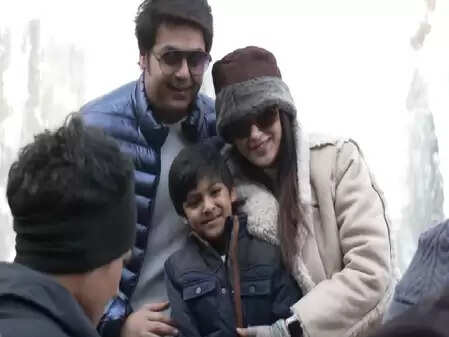 जम गया गुलमर्ग का द्रंग झरना, मनमोहक नजारे को देखने उमड़ी सैलानियों की भीड़