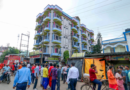 तारापीठ होटल अग्निकांड: मुख्य मालिक की तलाश में पुलिस, अब तक नौ लोगों की मौत