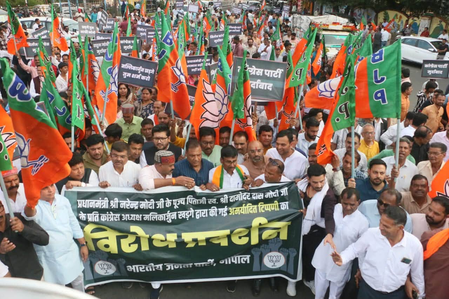 भोपाल में भाजपा का कांग्रेस कार्यालय पर प्रदर्शन