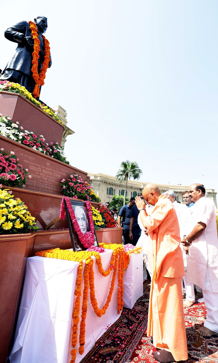 यूपी : सीएम योगी ने पूर्व पीएम चौधरी चरण सिंह को दी श्रद्धांजलि, बताया-किसानों का मसीहा