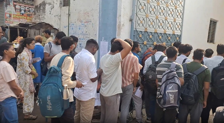 यूपी लेखपाल मुख्य परीक्षा: कड़ी सुरक्षा-बायोमेट्रिक सत्यापन के बाद अभ्यर्थियों को मिल रहा प्रवेश