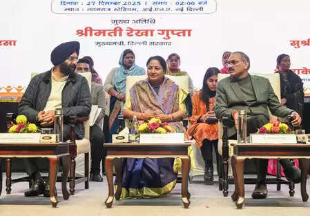 नए साल में गरीब परिवारों को मिलेंगी फ्लैट की चाबियां: सीएम रेखा गुप्ता