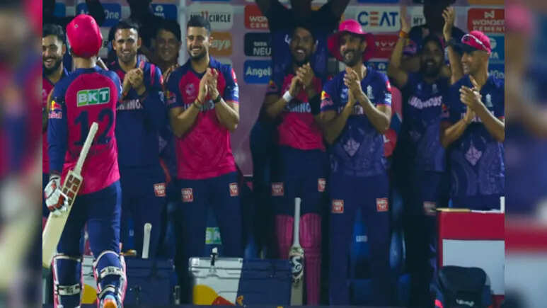 RR vs GT: ड्रेसिंग रूम में 14 साल के लड़के को रोता देख लक्ष्मण ने किया ऐसा काम, चमक गई वैभव सूर्यवंशी की किस्मत