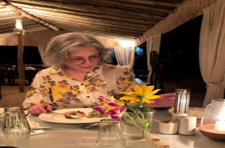 गोवा में बेटे के साथ छुट्टियां मनाती दिखीं जीनत अमान, बच्चों और पैरेंट्स को दी खास सलाह