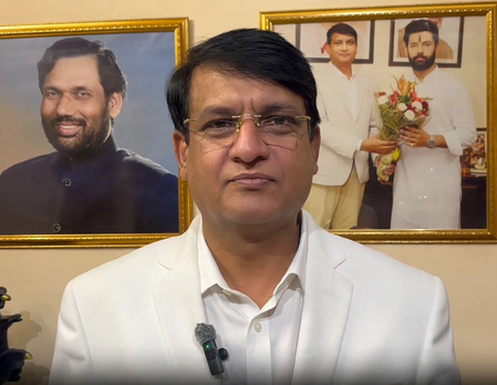 चिराग पासवान के जन्मदिन पर 5,000 लोगों में बांटे कपड़े, नसीरुद्दीन शाह के बयान की अहमद अली अय्यूबी ने की निंदा