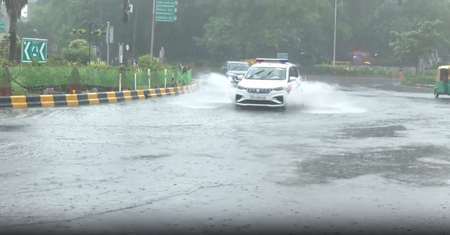 दिल्ली में सुबह से ही झमाझम बारिश; बिजली गिरने, तूफान और भारी वर्षा का रेड अलर्ट, यूपी सहित कई राज्यों में ऑरेंज अलर्ट