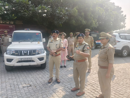 नोएडा में मतदान केंद्रों की सुरक्षा व्यवस्था का डीसीपी ने लिया जायजा, पुलिसकर्मियों को सतर्क रहने के निर्देश