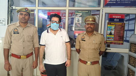 सऊदी अरब से लौटते ही दबोचा गया 5 साल से फरार आरोपी, मुंबई एयरपोर्ट पर हुई गिरफ्तारी
