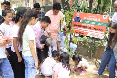 दिल्ली: एनडीएमसी के उपाध्यक्ष कुलजीत सिंह चहल ने गोल मार्केट में चलाया पौधारोपण अभियान