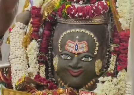 त्रिपुंड, त्रिनेत्र और भांग से बाबा महाकाल का राजा स्वरूप में शृंगार, भस्म आरती में बड़ी संख्या में श्रद्धालु मौजूद