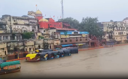 चित्रकूट: मंदाकिनी नदी का जलस्तर बढ़ने से घाट, मंदिर और दुकानें जलमग्न; स्कूल-कॉलेज बंद, जारी किया गया अलर्ट