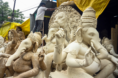 तमिलनाडु: तिरुचि के गांवों में मिट्टी की कमी से पारंपरिक मूर्ति बनाने का काम रुका, समय पर ऑर्डर पूरा करने की बढ़ी चिंता