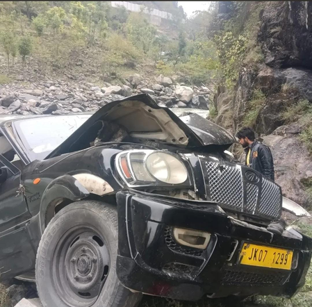 जम्मू-कश्मीर: कुपवाड़ा में कार सड़क से फिसलकर नदी में गिरी, 5 की मौत, 6 घायल