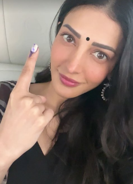 तमिलनाडु विधानसभा चुनाव 2026: पिता कमल हासन संग मतदान करने पहुंचीं श्रुति हासन, पूछा- “क्या आपने वोट डाला?”