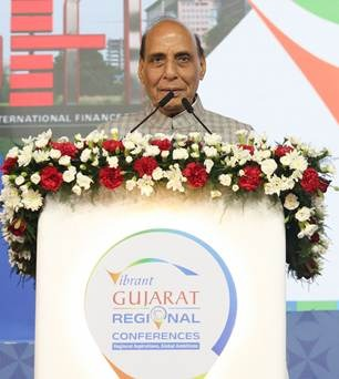 वाइब्रेंट गुजरात सम्मेलन में राजनाथ सिंह बोले, विकसित भारत की यात्रा में क्षेत्रीय उद्योगों की अहम भूमिका