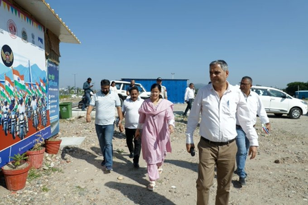 जम्मू स्मार्ट सिटी सीईओ आयुषी सूडान ने तवी रिवरफ्रंट, ई-बस डिपो और वंडरलैंड पार्क का किया निरीक्षण