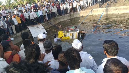 महाराष्ट्र के सोलापुर में सड़क किनारे बने कुएं में गिरी वैन, 8 लोगों की मौत