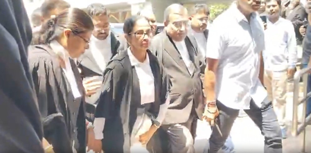 कलकत्ता हाईकोर्ट में बतौर वकील पेश हुईं ममता बनर्जी, बाहर आते ही लगे 'चोर-चोर' के नारे