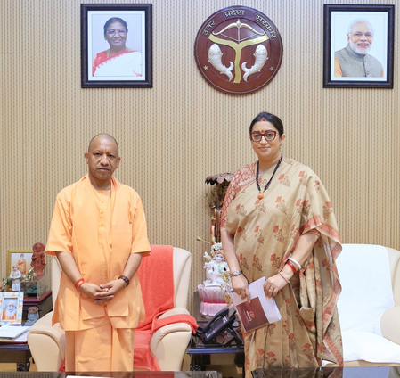 स्मृति ईरानी ने सीएम योगी से महिला सशक्तिकरण और अमेठी परियोजनाओं पर चर्चा की