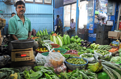 पश्चिम बंगाल: सब्जियों की कीमतों पर नजर रखने के लिए एनफोर्समेंट ब्रांच और पुलिस ने बाजारों में की छापेमारी