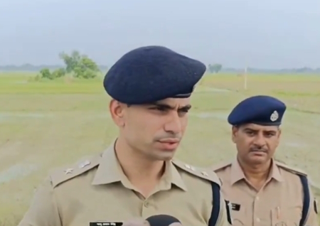बिहार : खगड़िया में पुलिसकर्मी की पिस्तौल छीनकर भागा आरोपी गिरफ्तार, जवाबी कार्रवाई में पैर में लगी गोली