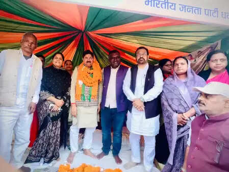 धनबाद की समस्याओं को लेकर भाजपा विधायक का धरना अफसरों से वार्ता और लिखित आश्वासन पर 36 घंटे बाद हुआ समाप्त