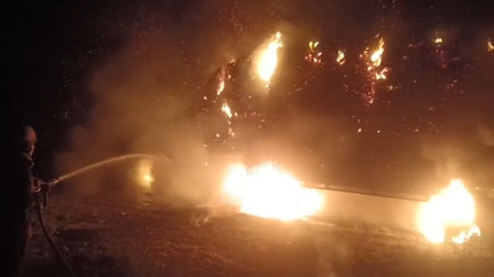 गाजियाबाद: भूसे से भरे ट्रैक्टर में लगी आग, घर और दुकान तक पहुंची लपटें