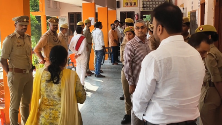 इलाहाबाद-झांसी स्नातक एमएलसी चुनाव के लिए मतदान जारी, 152 बूथों पर कड़ी सुरक्षा