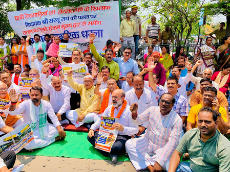 टाटानगर: ट्रेनों की लेटलतीफी पर फूटा गुस्सा, विधायक सरयू राय की अगुवाई में कई संगठनों का धरना