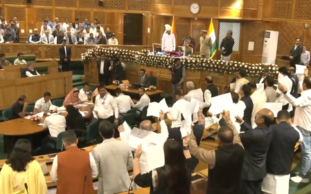 जम्मू-कश्मीर विधानसभा के सत्र में जमकर हंगामा, भाजपा ने सरकार के खिलाफ किया प्रदर्शन
