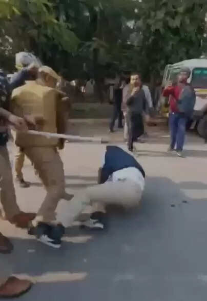 एनएसयूआई के मनरेगा बचाओ संग्राम मार्च पर पुलिस की बर्बरता, वाराणसी में वरुण चौधरी गिरफ्तार