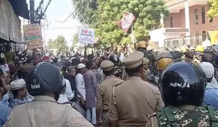 બરેલીઃ યોગી સરકારના મંત્રીઓએ શાંતિ ભંગ કરનારાઓ સામે કડક કાર્યવાહી કરવાની વાત કરી હતી.